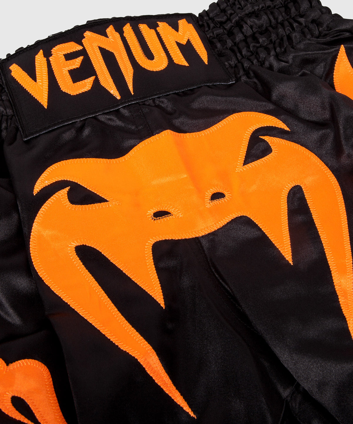 Pantalones cortos Muay Thai Venum Bangkok Inferno Muay Thai Shorts - Negro/Naranja Fluo