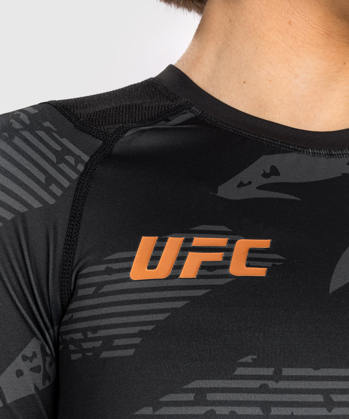 UFC Adrenaline by Venum Fight Week Frauen Performance Langarm Rashguard - Urban Camo