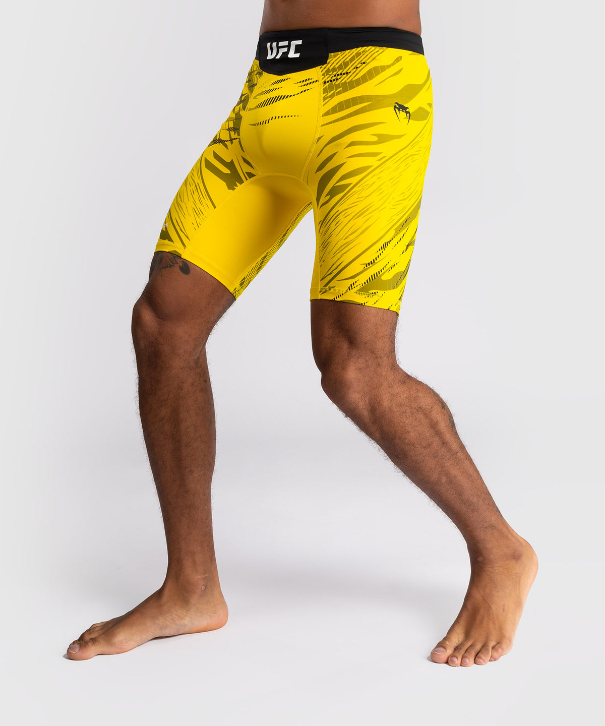 UFC Fusion by Venum Authentic Fight Night Vale Tudo Shorts para Hombre - Amarillo