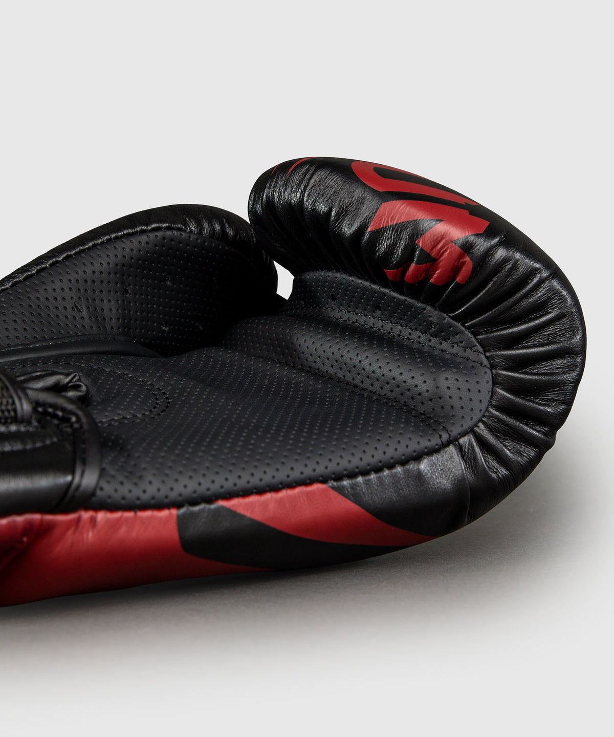 Gants de Boxe Venum Reverso – Noir/Rouge