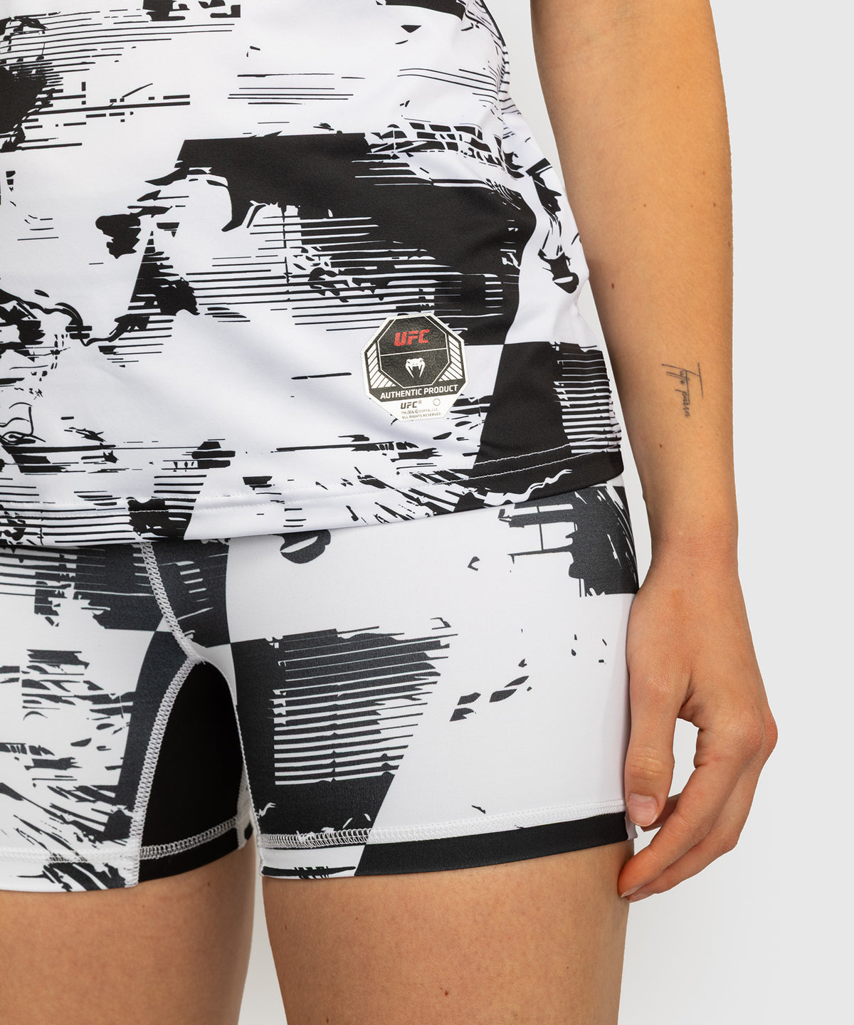 UFC Zenith by Venum Authentic Fight Week Camiseta de manga corta Performance Mujer - Blanco