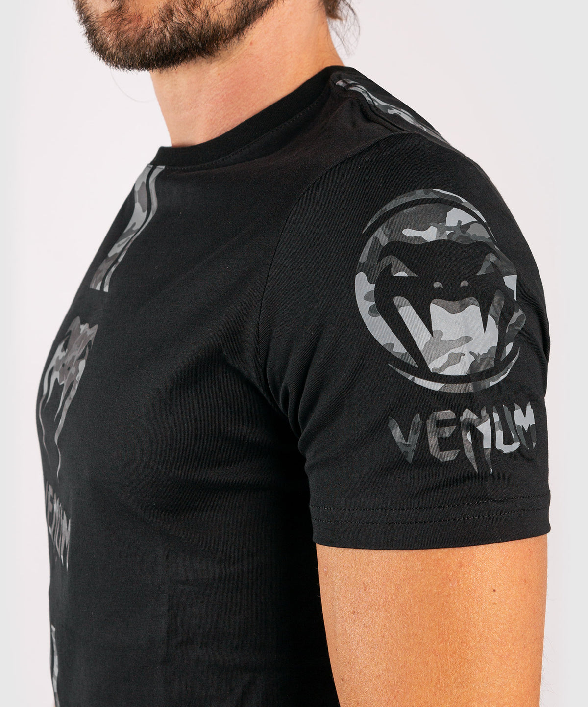 Camiseta Venum Logos - Negro/Camo Urbano