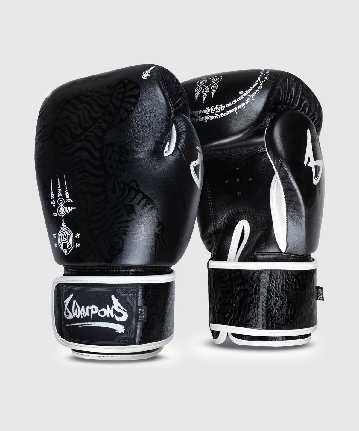 8 Weapons Sak Yant Big Tiger Guantes de Boxeo - Negro/Negro