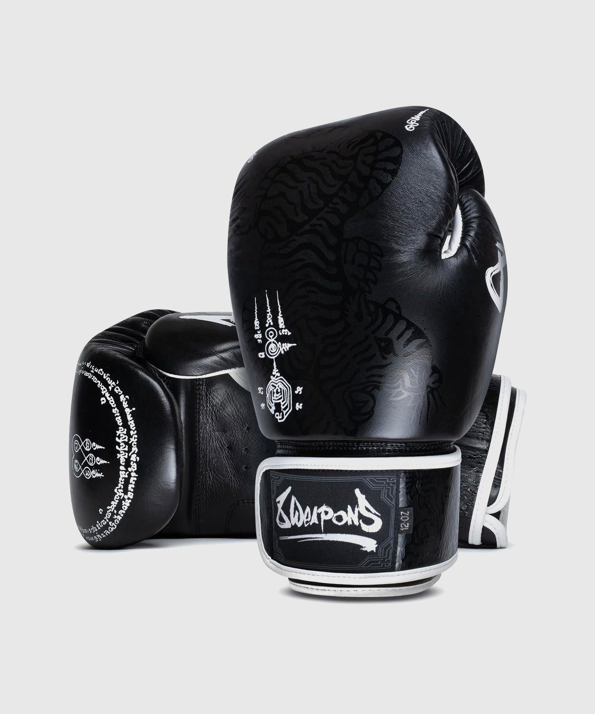 8 Weapons Sak Yant Big Tiger Guantes de Boxeo - Negro/Negro