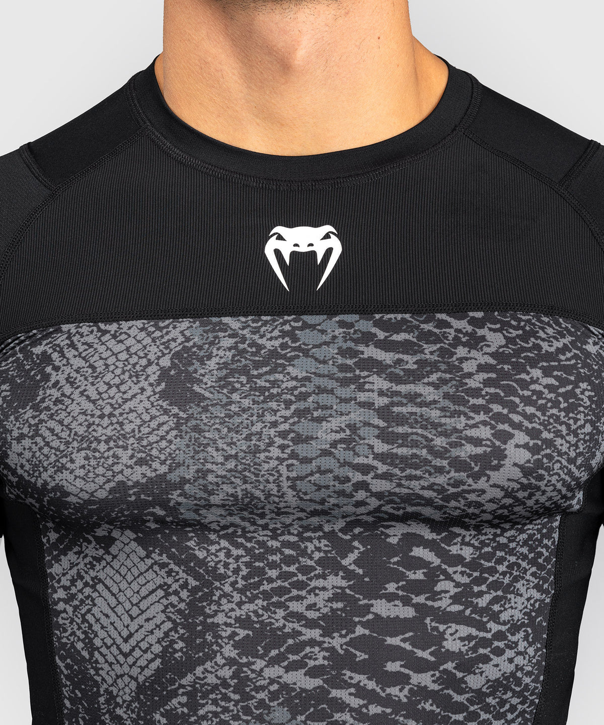 Venum G-Fit Scales Rashguard Manga Larga – Negro/Gris Carbón