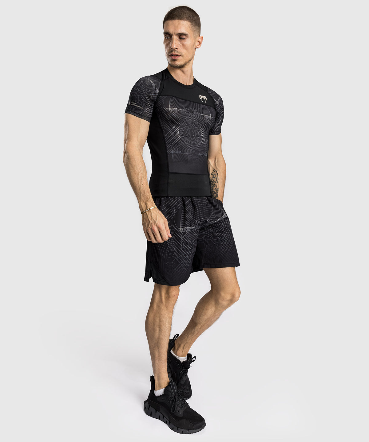 Rashguard à Manches Courtes Venum G-Fit Air pour Hommes - Noir Intense/Sable Désert