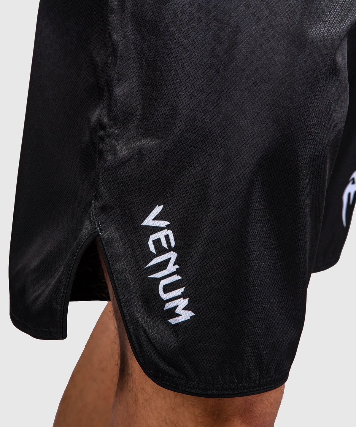 Venum Black Viper Short de Combate – Negro