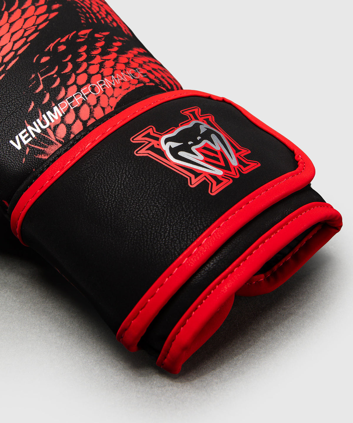 Venum Impact Matupa Boxhandschuhe - Schwarz/Rot/Silber