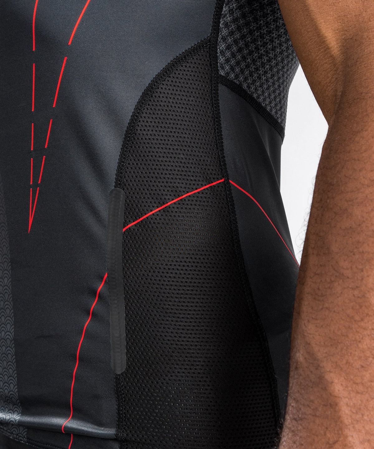 Rashguard Venum Okinawa 3.0 - Manches Courtes- Noir/Rouge