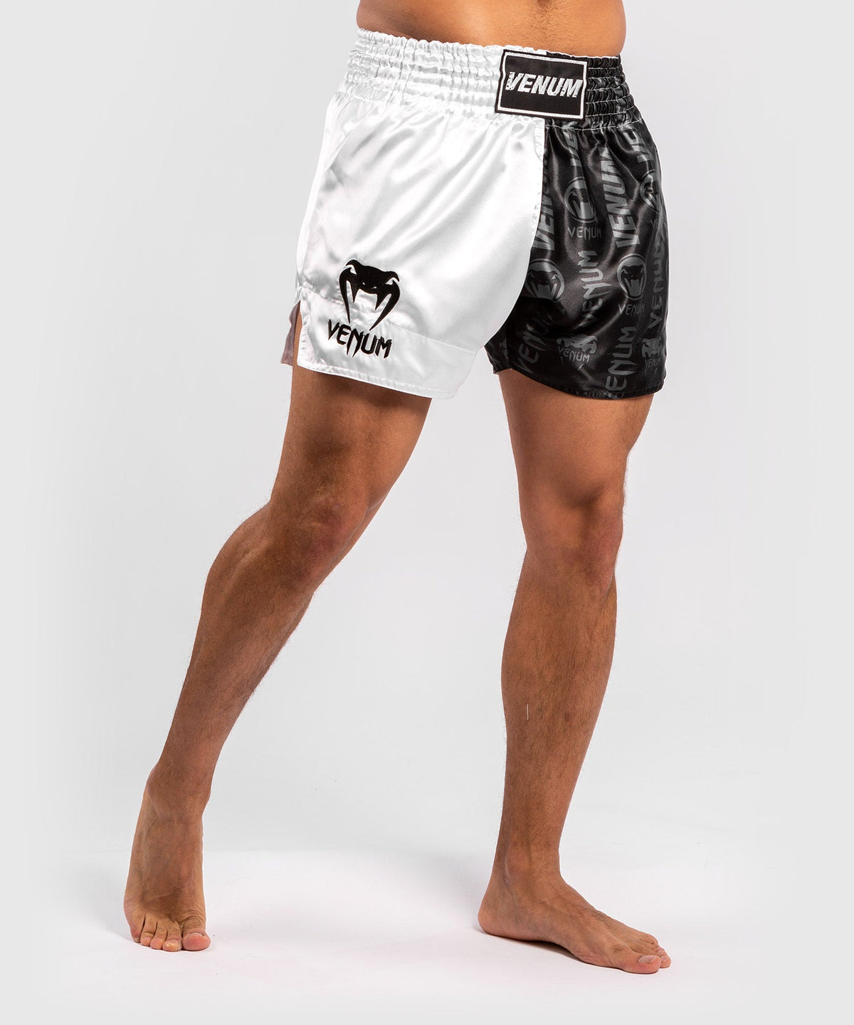 Venum Logos Muay Thai Shorts - Schwarz/Weiß