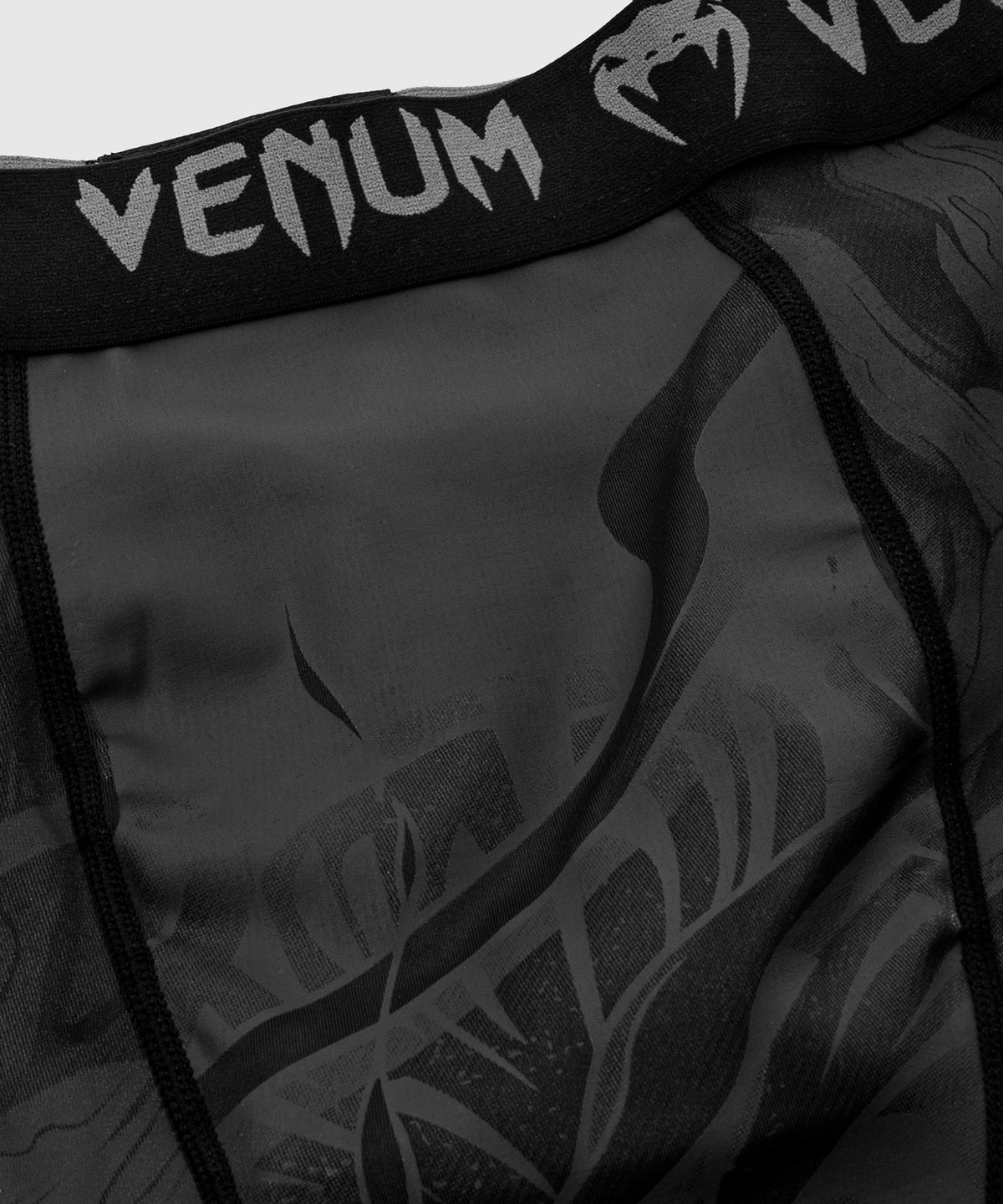 Pantaloncino da vale tudo Venum Devil - Neri/Neri