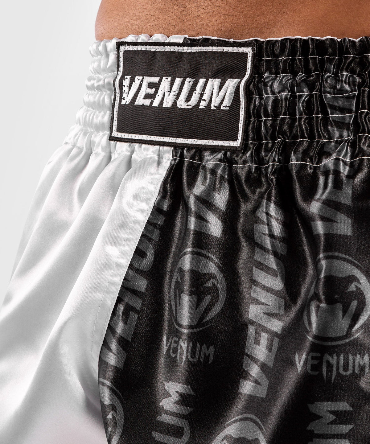 Venum Logos Muay Thai Shorts - Schwarz/Weiß