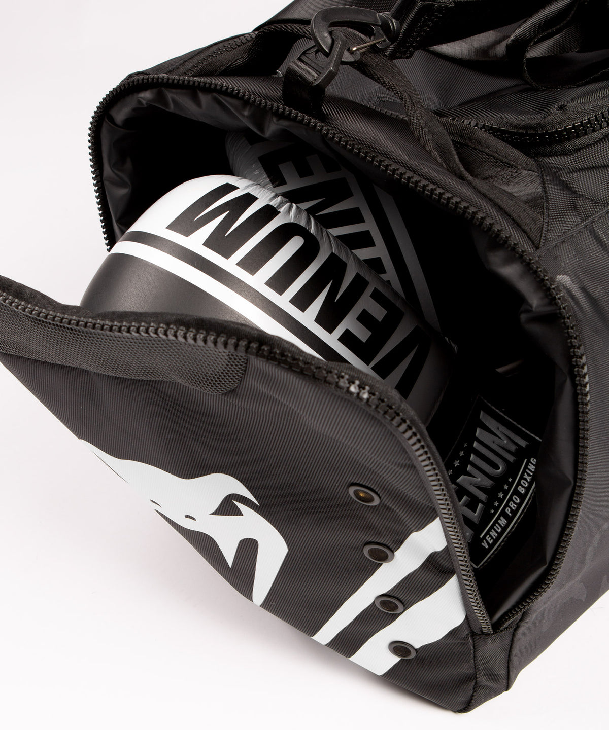 UFC Venum Authentic Fight Week Ausrüstungstasche