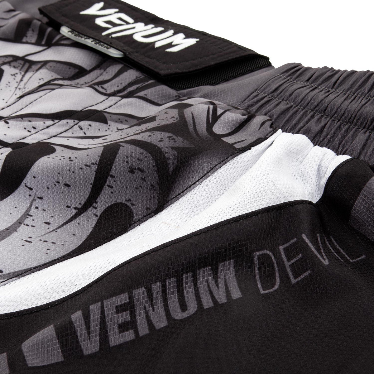 Pantaloncini da combattimento Venum Devil - Bianchi/Neri