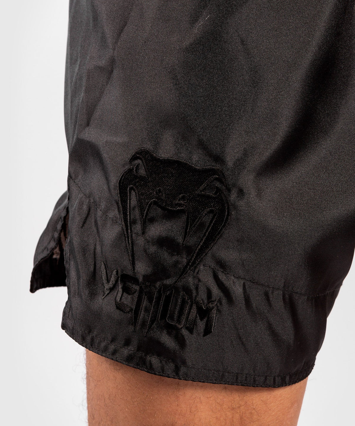 Venum Logos Muay Thai Shorts - Schwarz/Schwarz