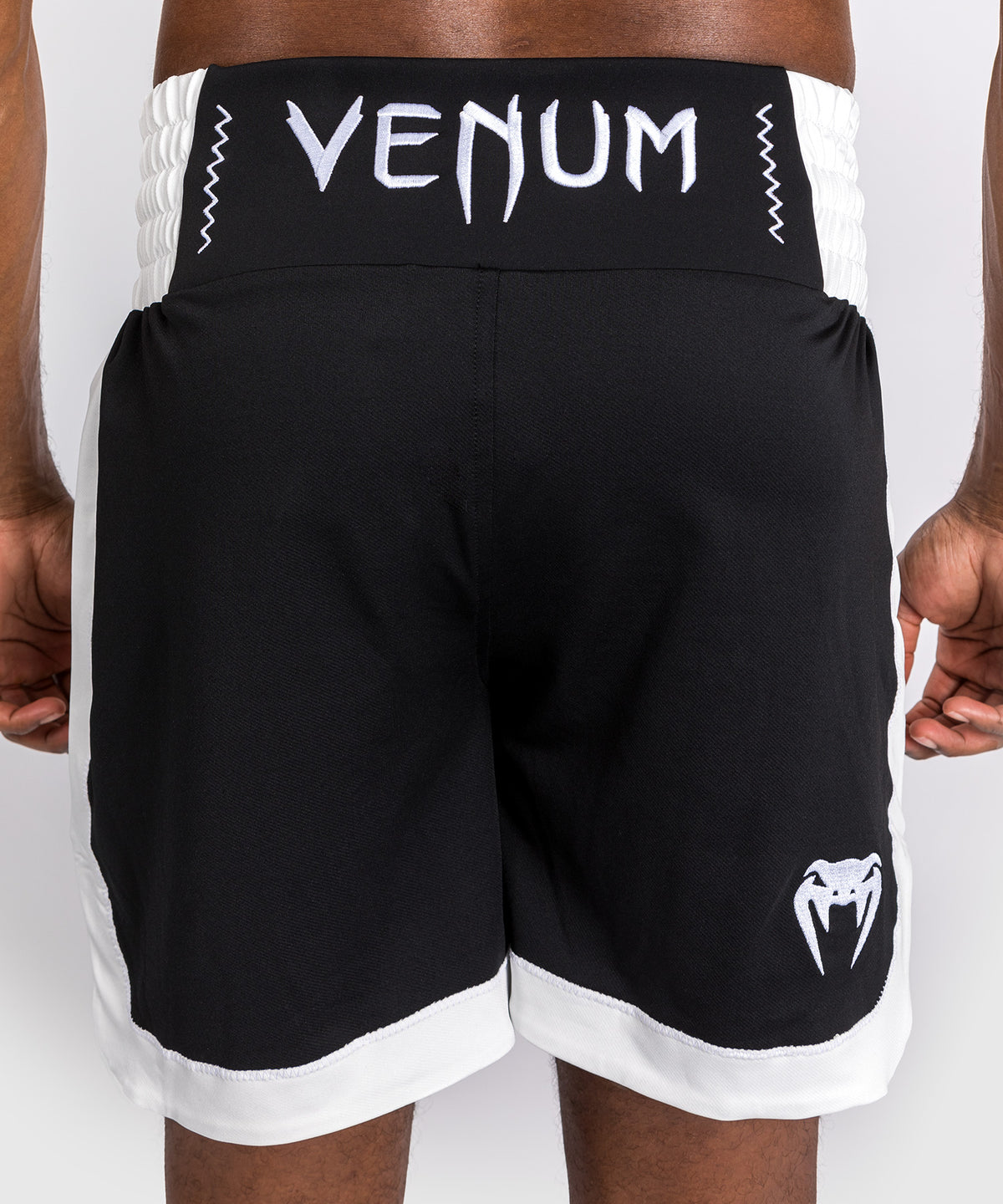 Venum Classic Boxing Shorts - Negro/Blanco