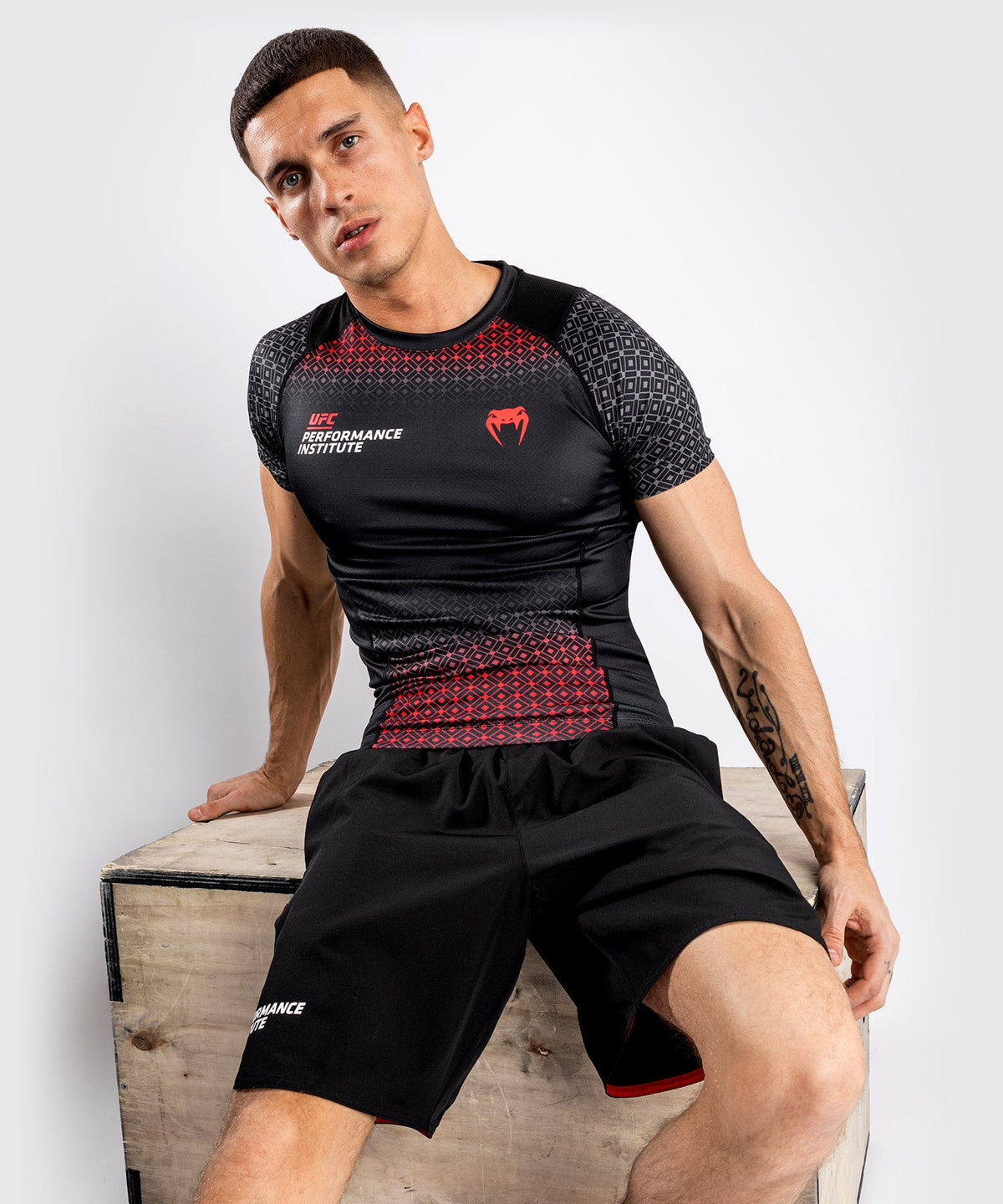 T-Shirt de Compression UFC Venum Performance Institute - Manches Courtes - Noir/Rouge