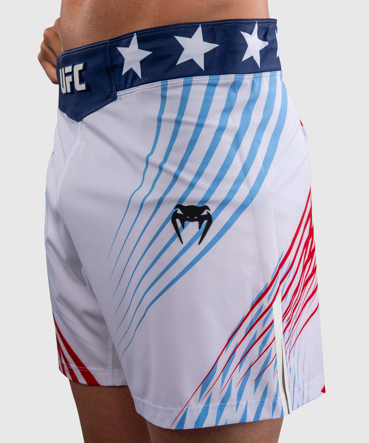 Official UFC Freedom 250 by Venum Authentic Fight Night Short de combat coupe courte pour homme - Blanc
