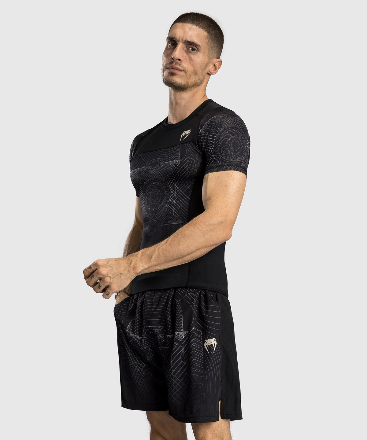 Rashguard à Manches Courtes Venum G-Fit Air pour Hommes - Noir Intense/Sable Désert