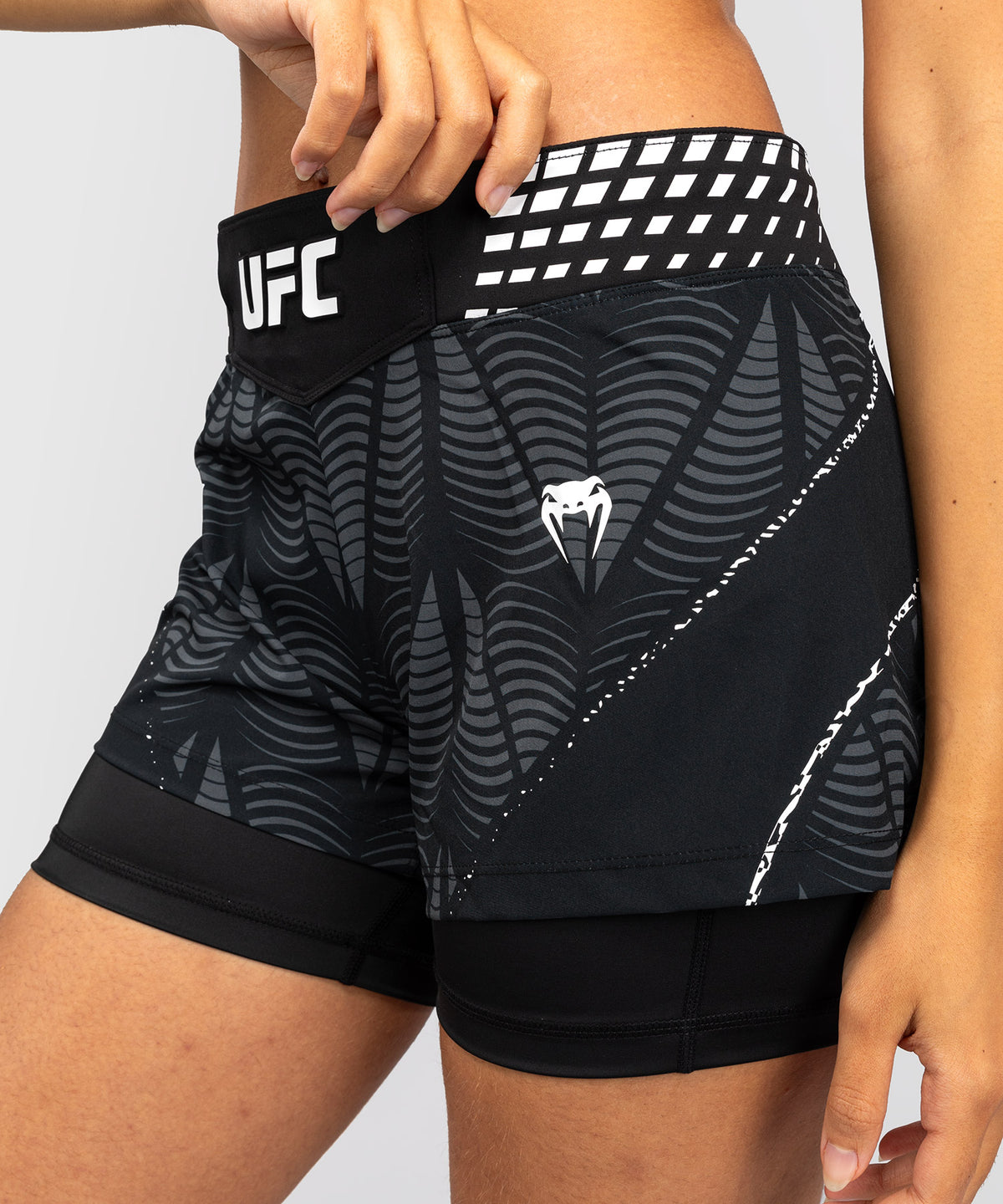 UFC Zenith by Venum Authentic Fight Night Kurze Passform Fight Short Damen - Schwarz