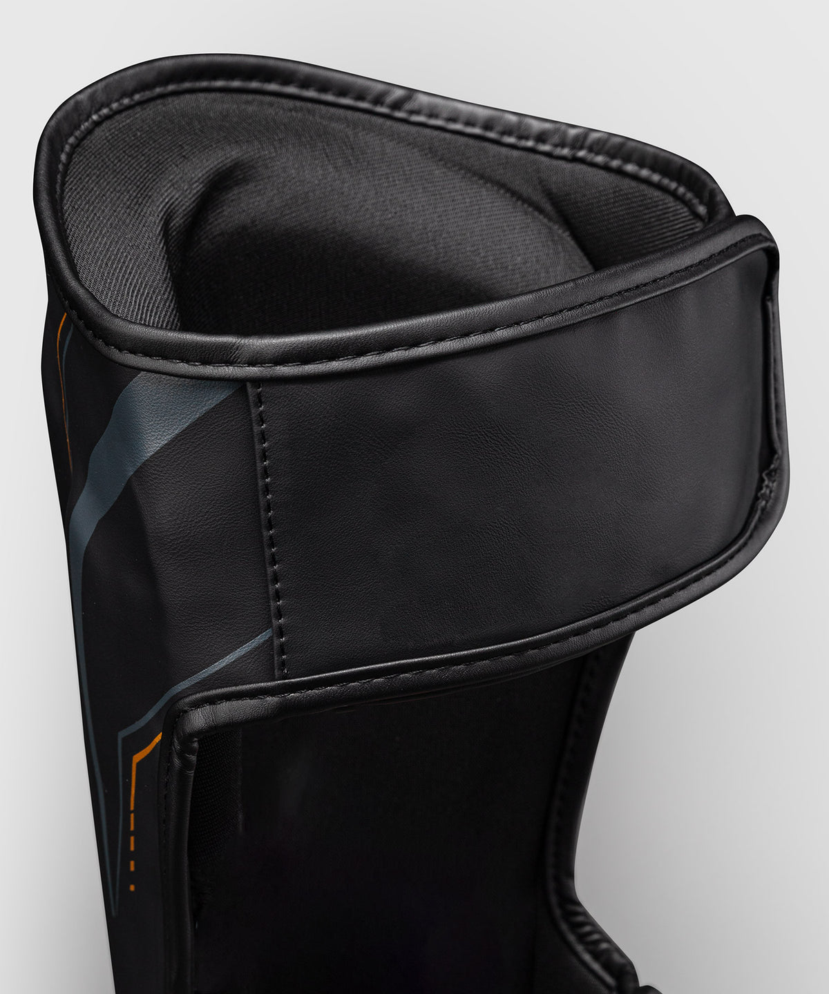 Venum Streamline Schienbeinschoner – Schwarz/Gold