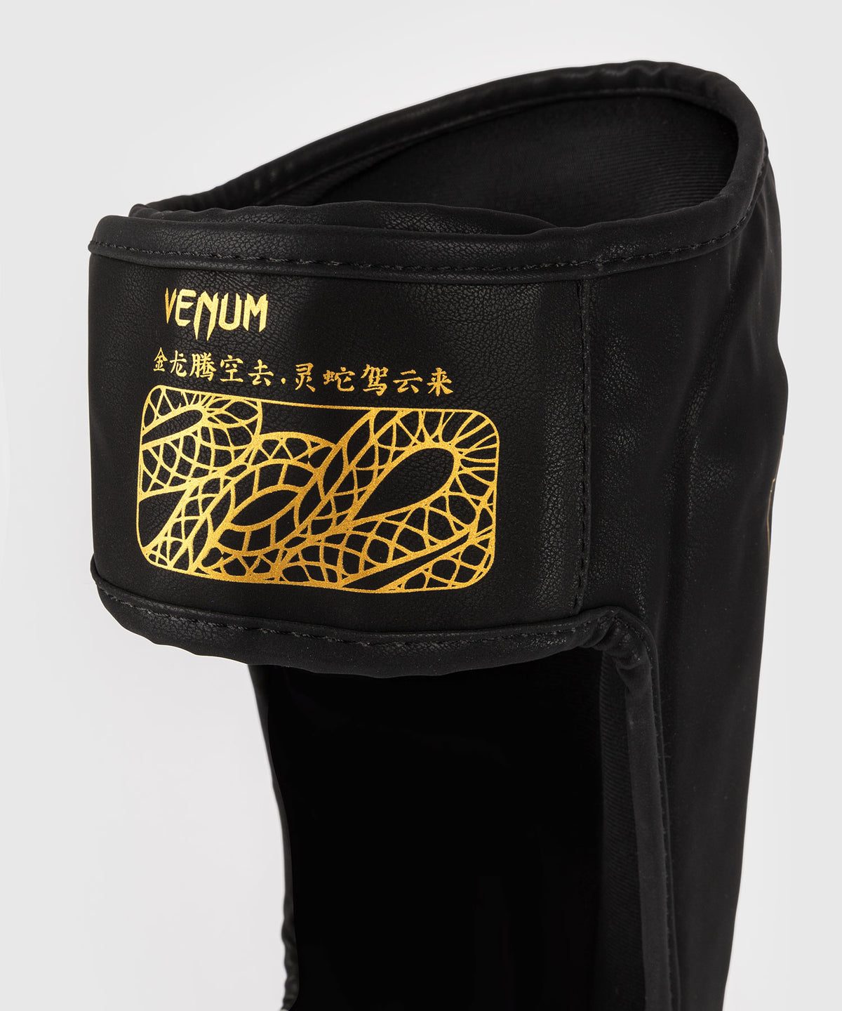 Venum Serpenti Espinilleras – Negro/Plata/Dorado