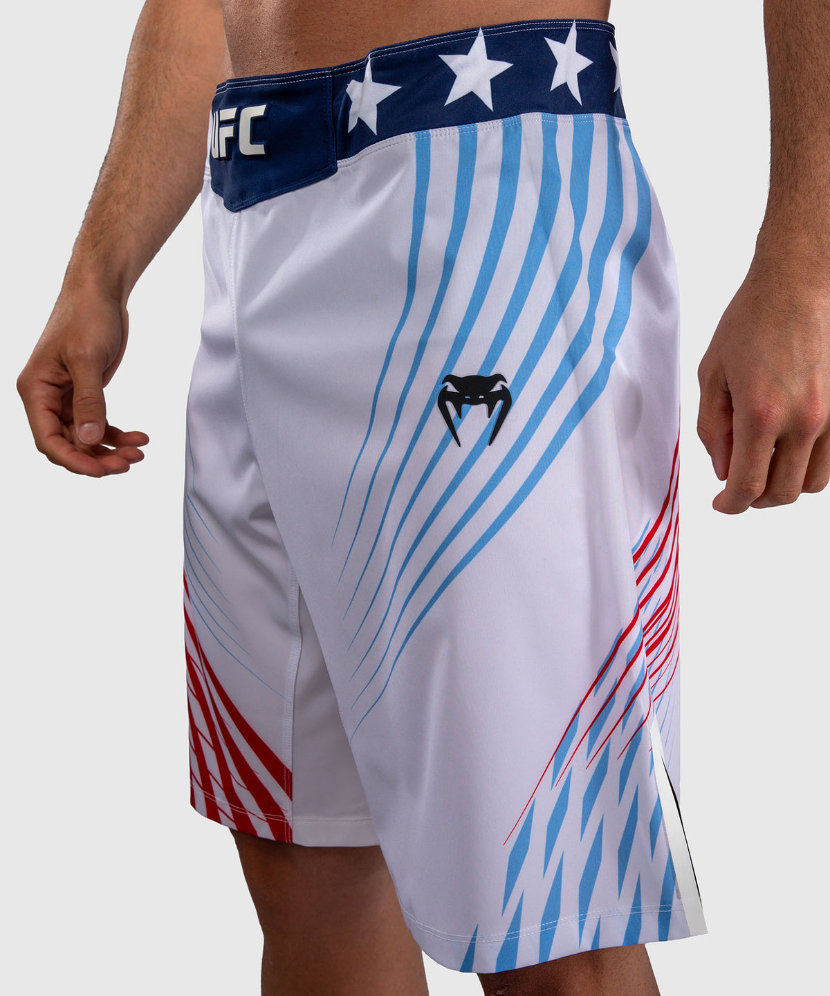 Official UFC Freedom 250 by Venum Authentic Fight Night Short de combat coupe longue pour homme - Blanc