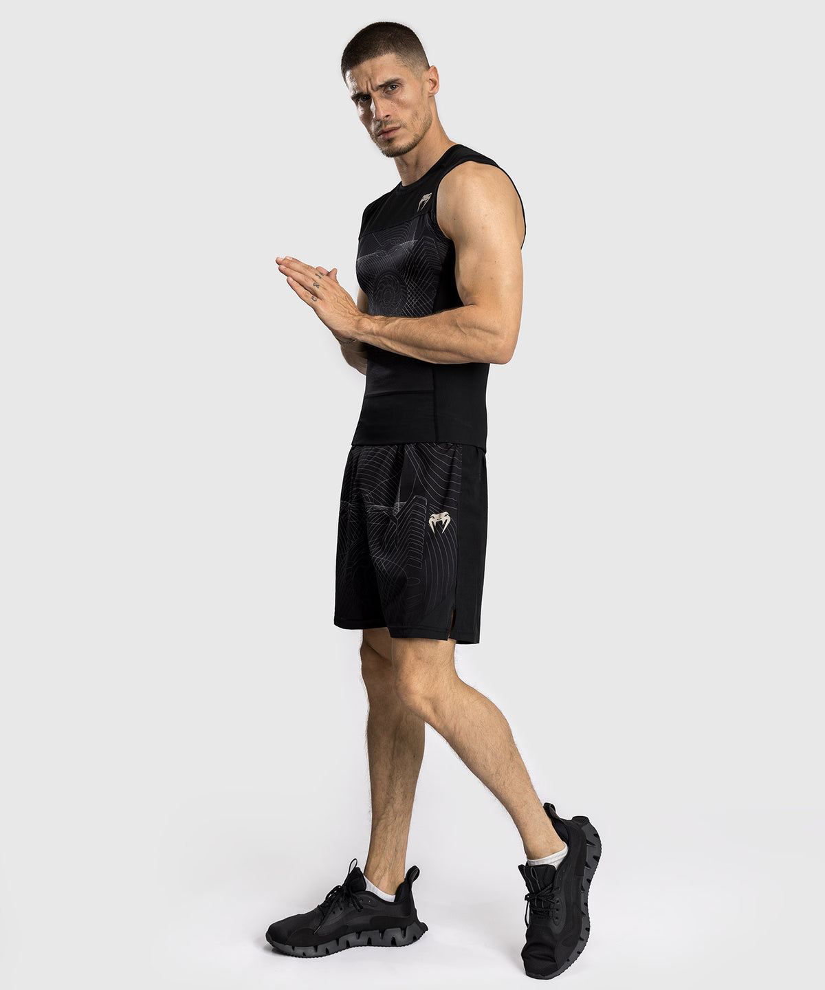 Venum G-Fit Air Rashguard sin Mangas para Hombre - Negro Profundo/Arena del desierto