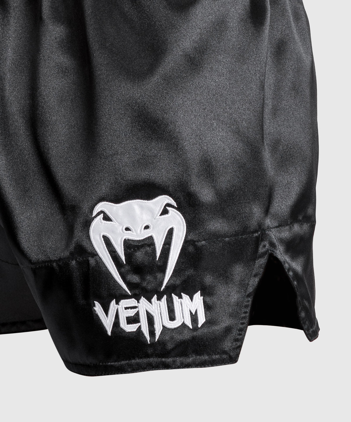 Venum Classic - Muay Thai Shorts Weiß/Schwarz/Weiß