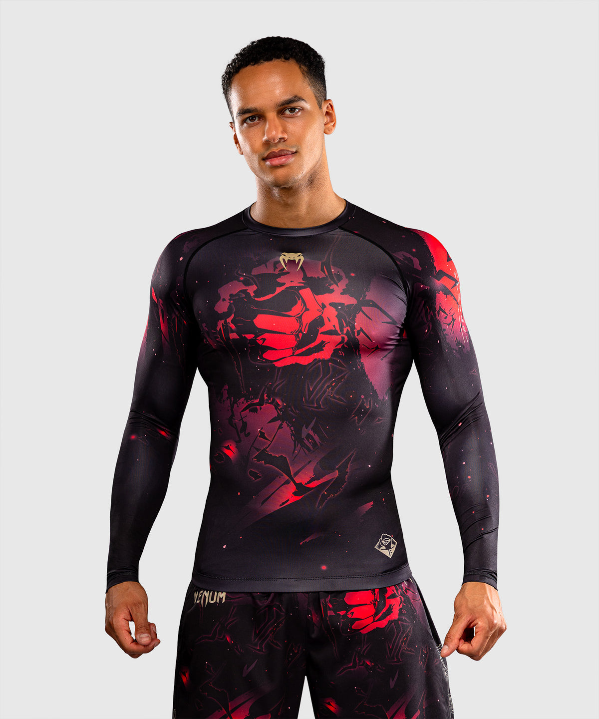 Jujutsu Kaisen x Venum Itadori Rashguard a Maniche Lunghe – Nero/Rosso