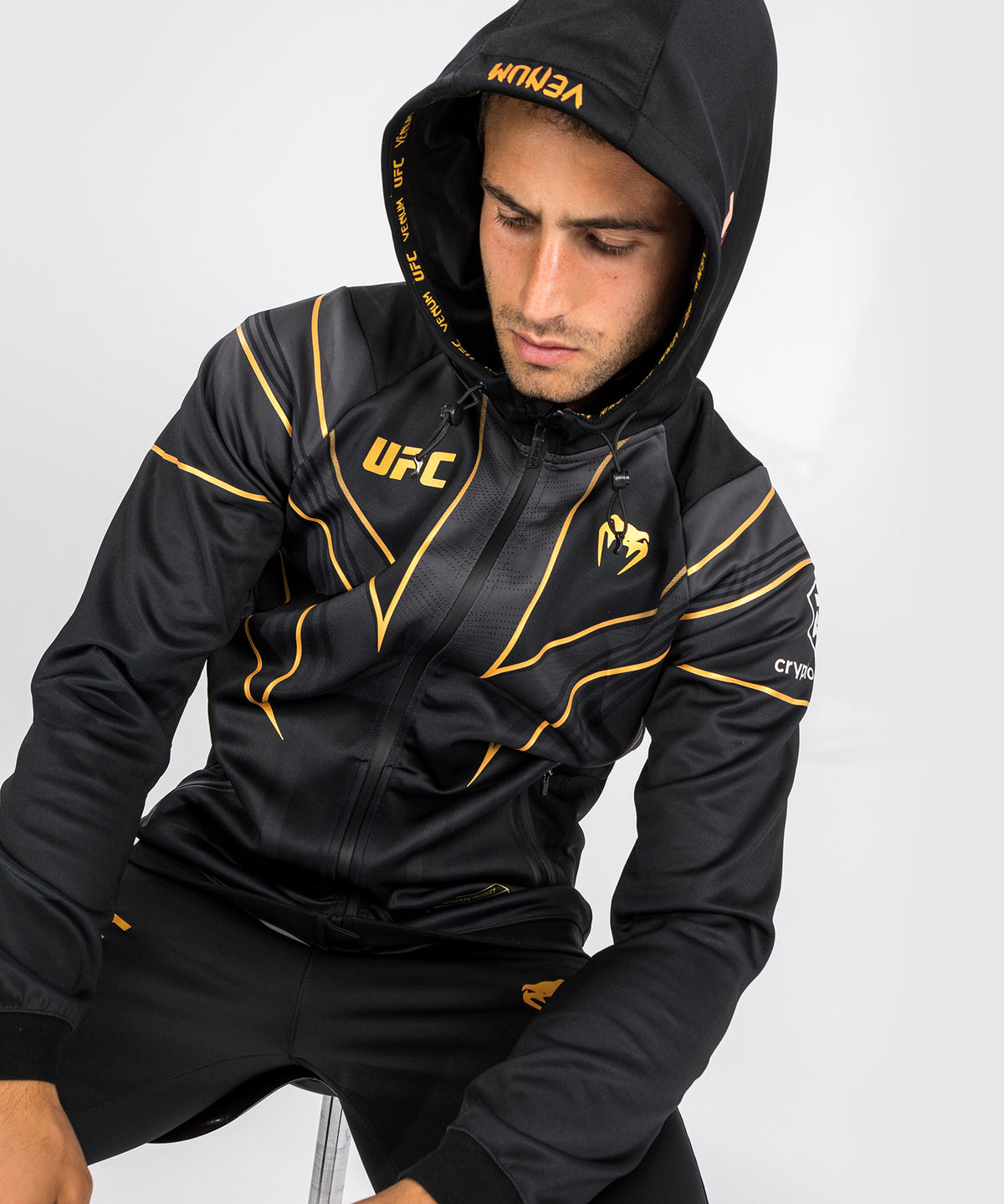 UFC Venum Authentic Fight Night 2.0 Herren Walkout Hoodie - Champion