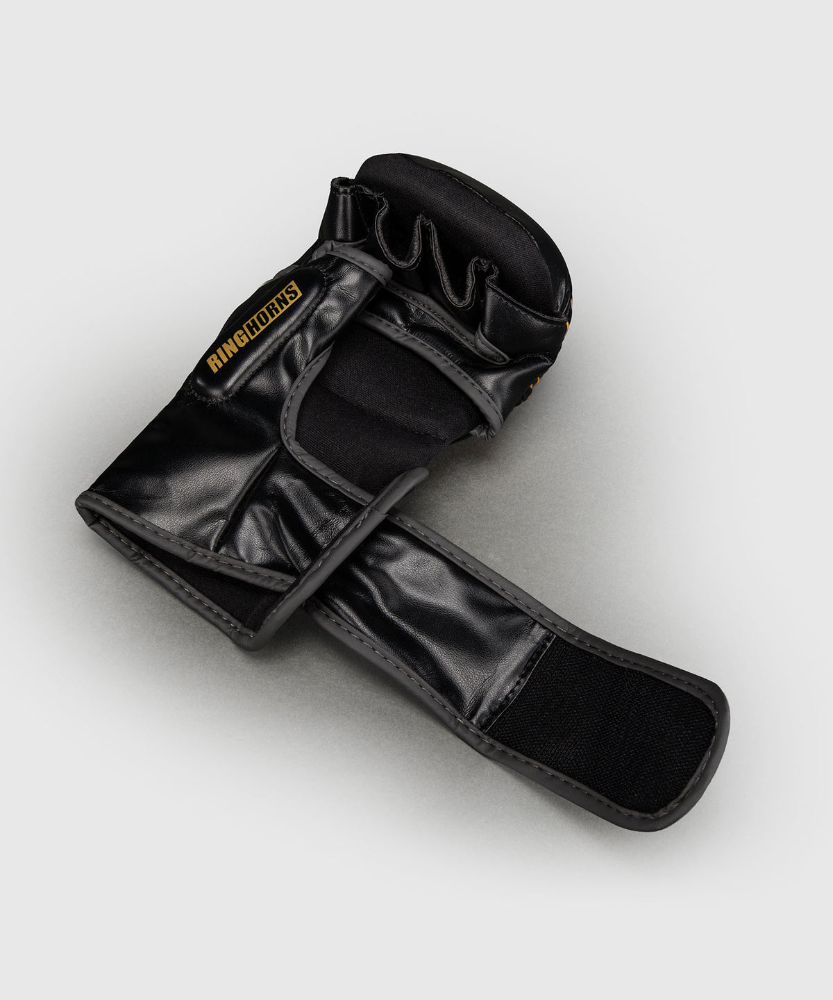 Ringhorns Charger by Venum Guantes de sparring MMA - Negro/Dorado