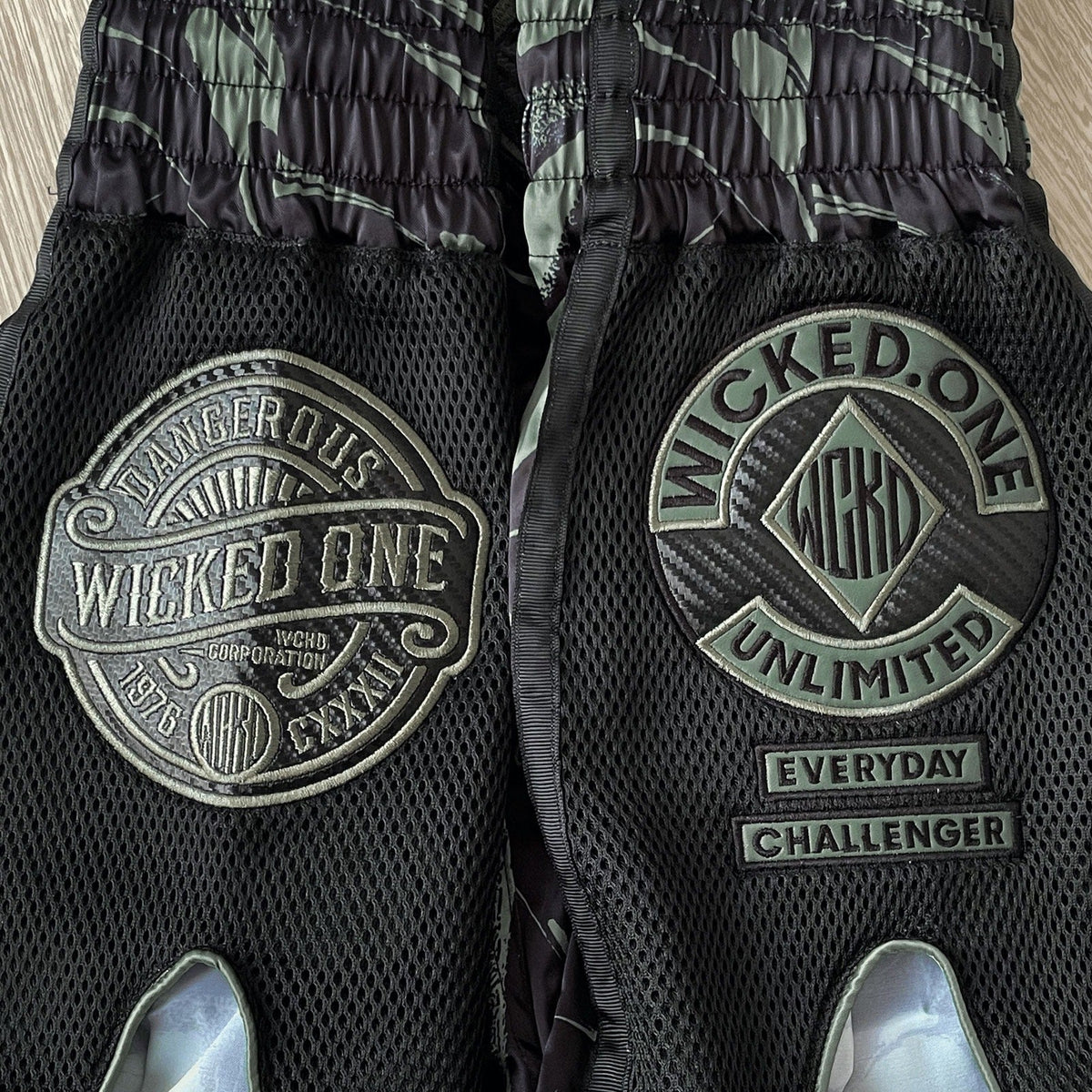 Wicked One Dangerous Pantalones de Muay Thai - Negro/Caqui
