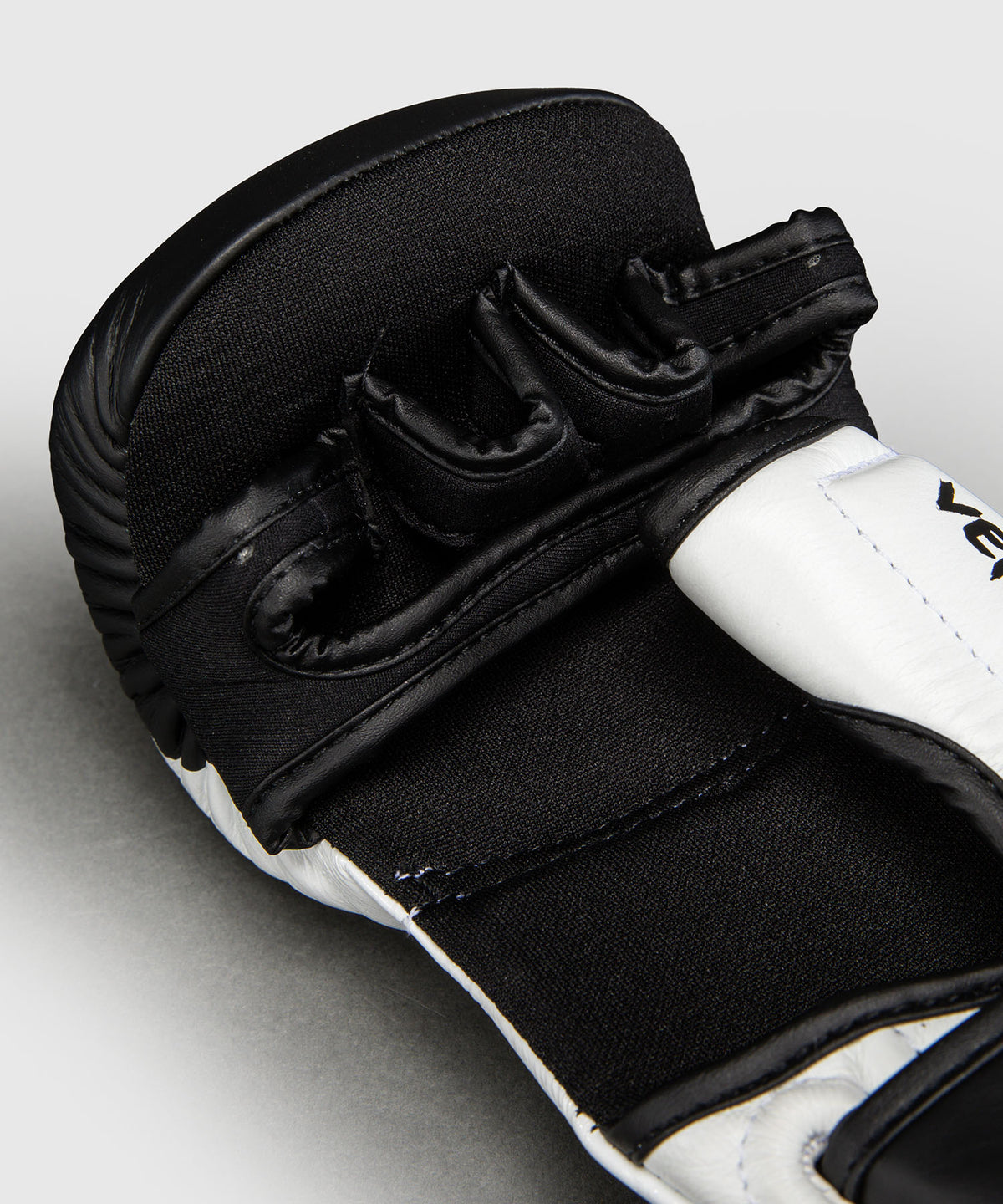 Venum Attack 2.0 Sparringhandschuhe Leder – Schwarz/Weiß