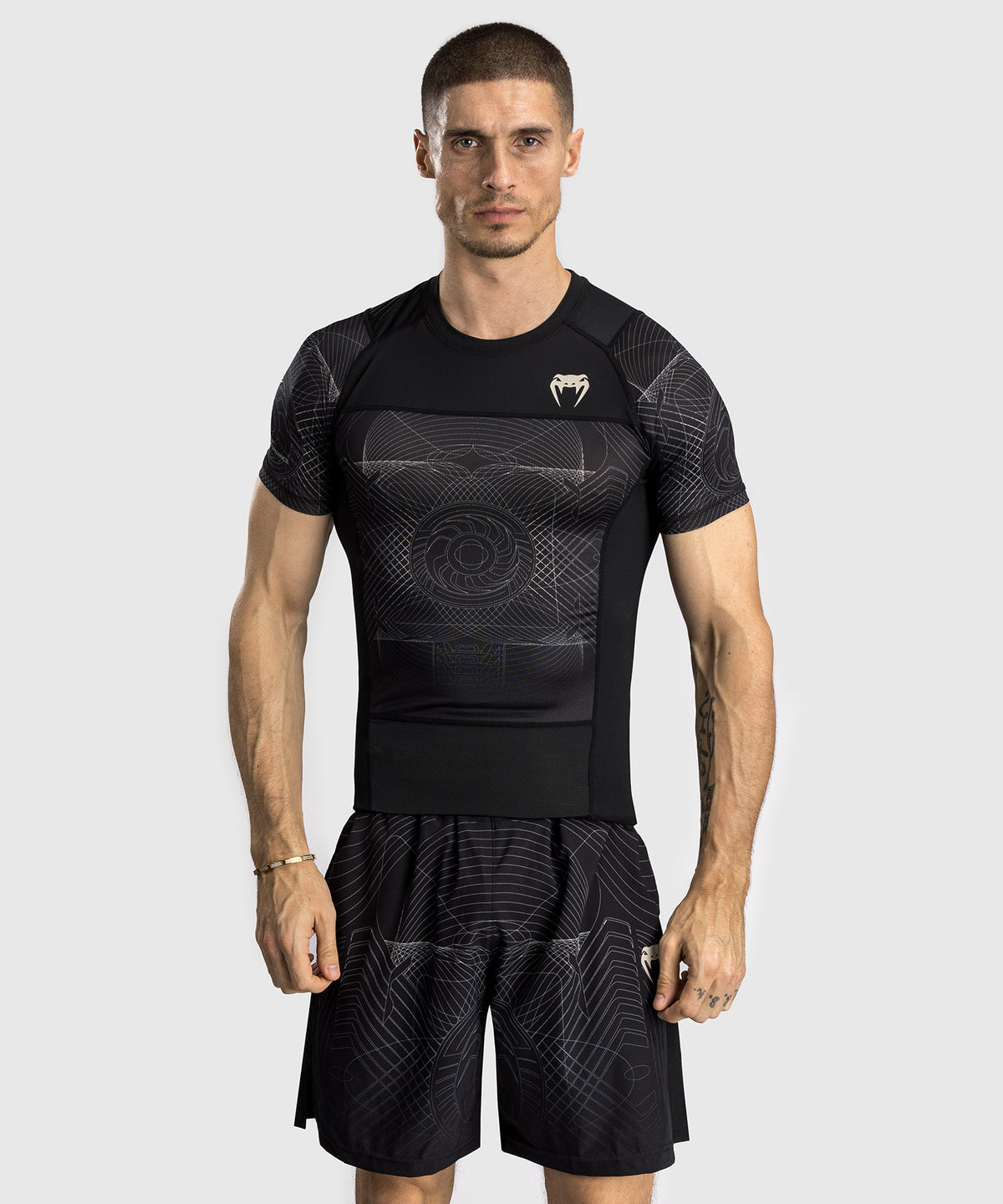 Rashguard à Manches Courtes Venum G-Fit Air pour Hommes - Noir Intense/Sable Désert
