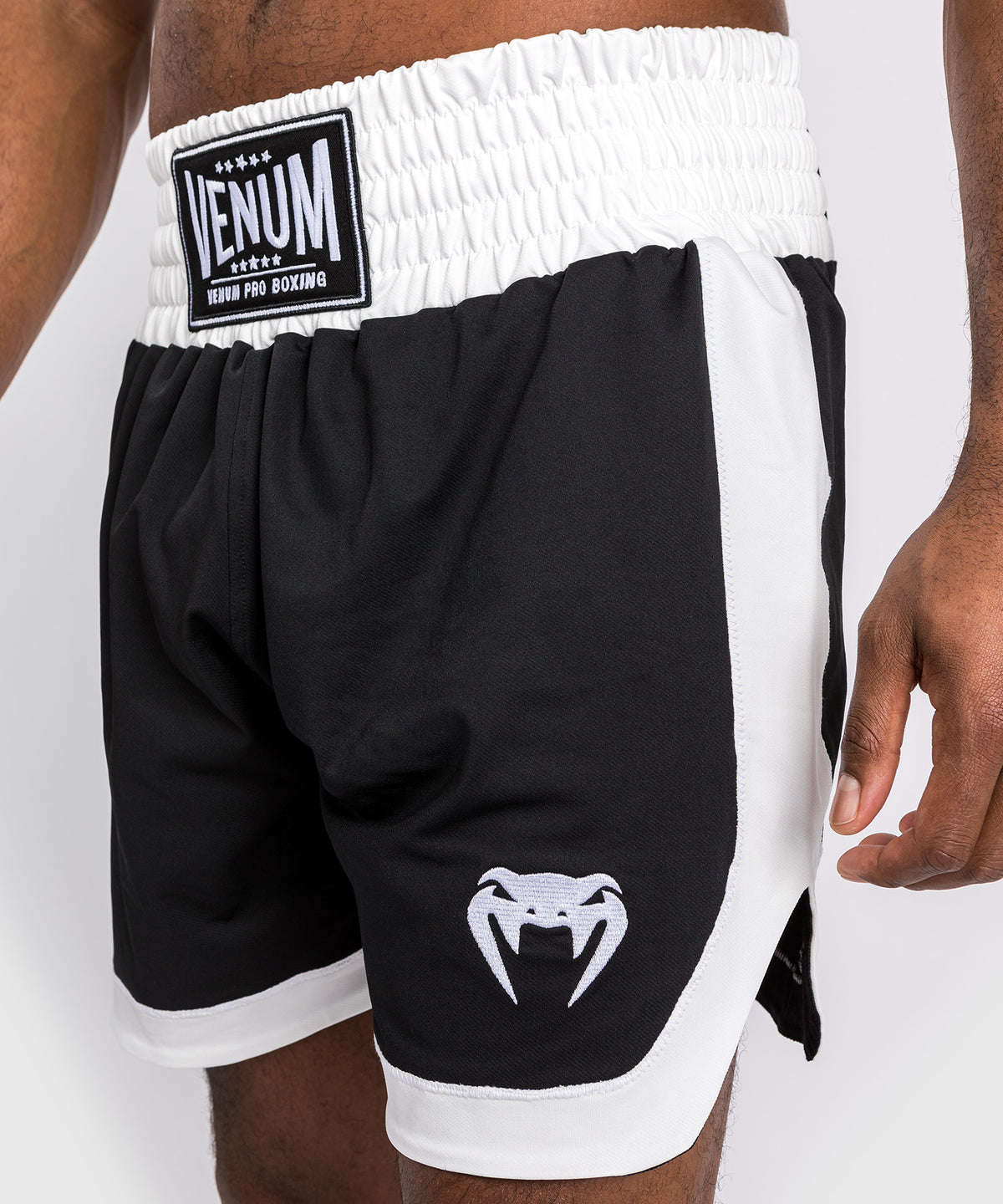 Venum Classic Boxing Shorts - Negro/Blanco