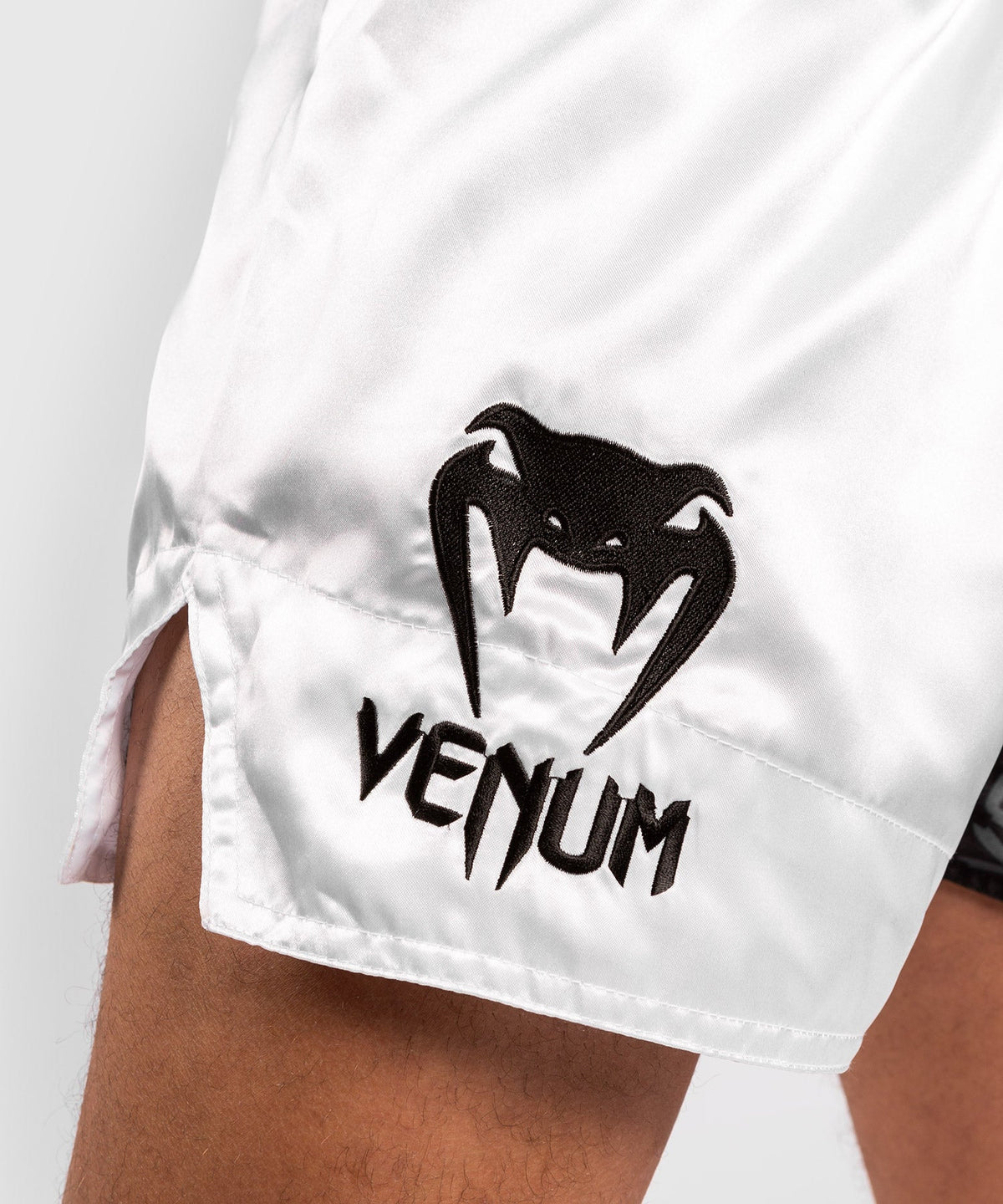Venum Logos Muay Thai Shorts - Schwarz/Weiß