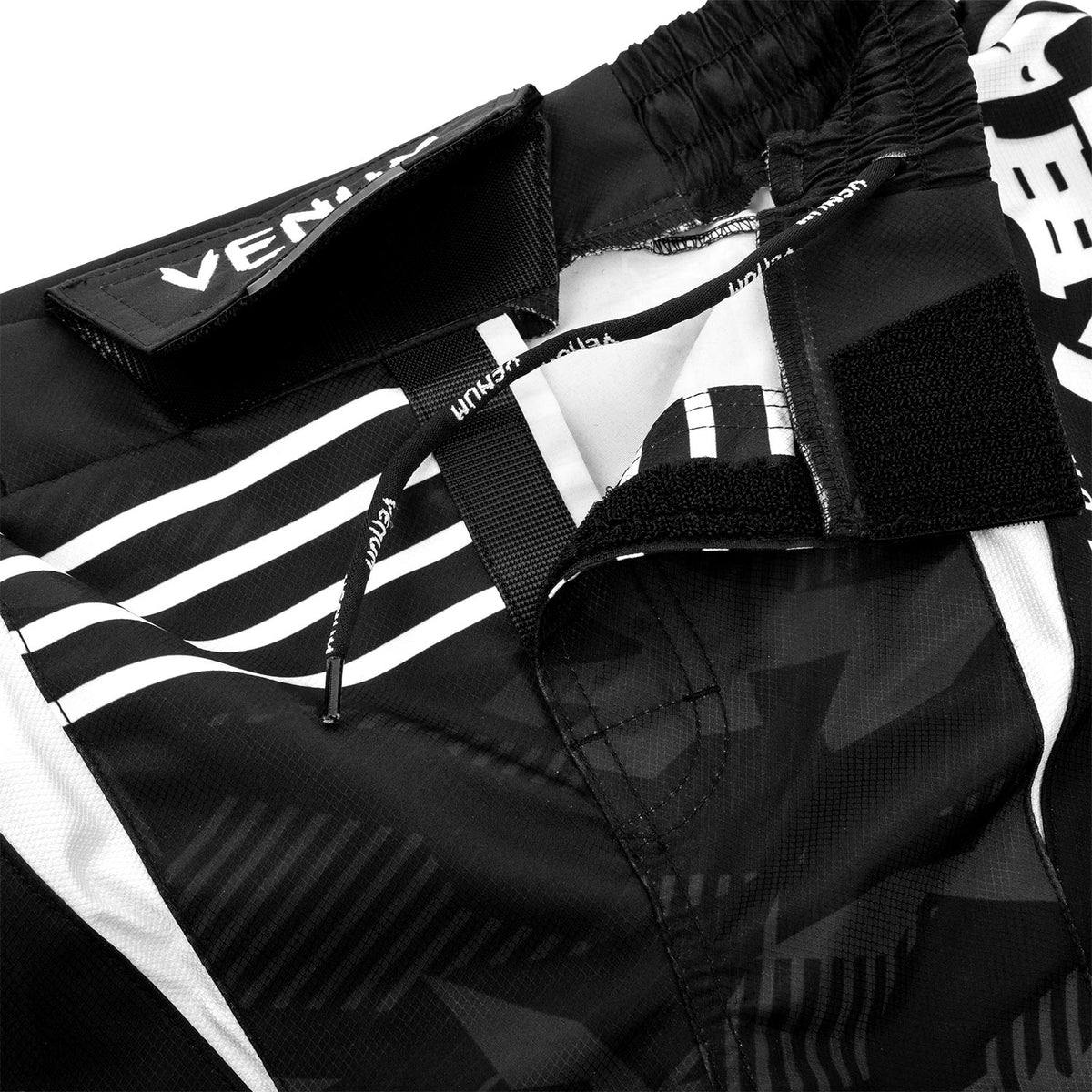 Venum Okinawa Kampfshort 2.0 - Schwarz/Weiß