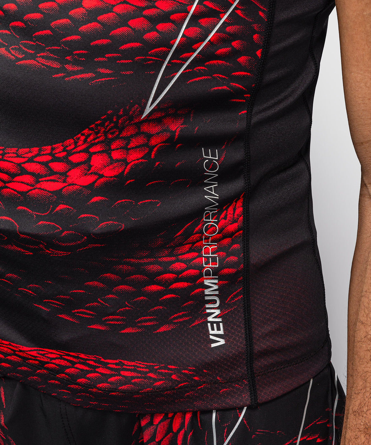 Venum Matupa Rashguard Manga Corta - Negro/Rojo/Gris Plateado