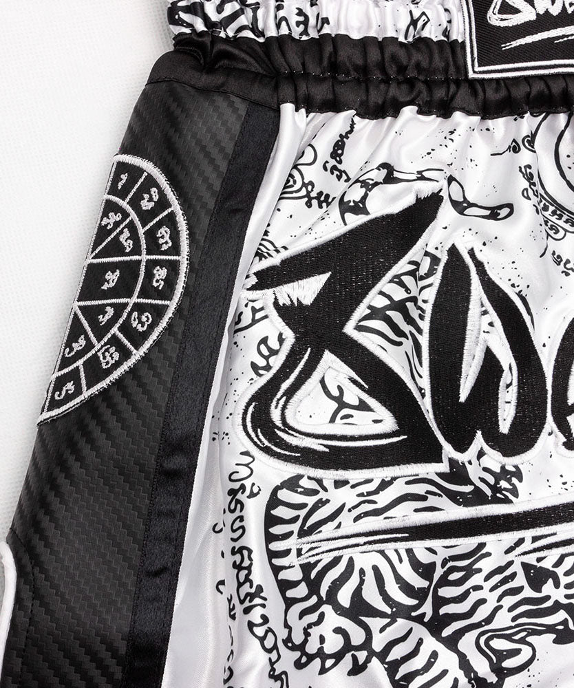Carbon Sak Yant Tigers Muay Thai Shorts - Weiß