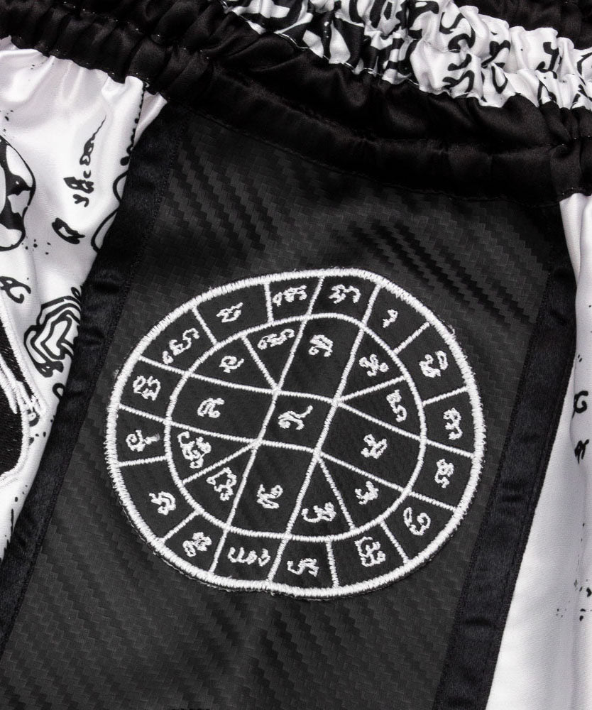 Carbon Sak Yant Tigers Muay Thai Shorts - Weiß