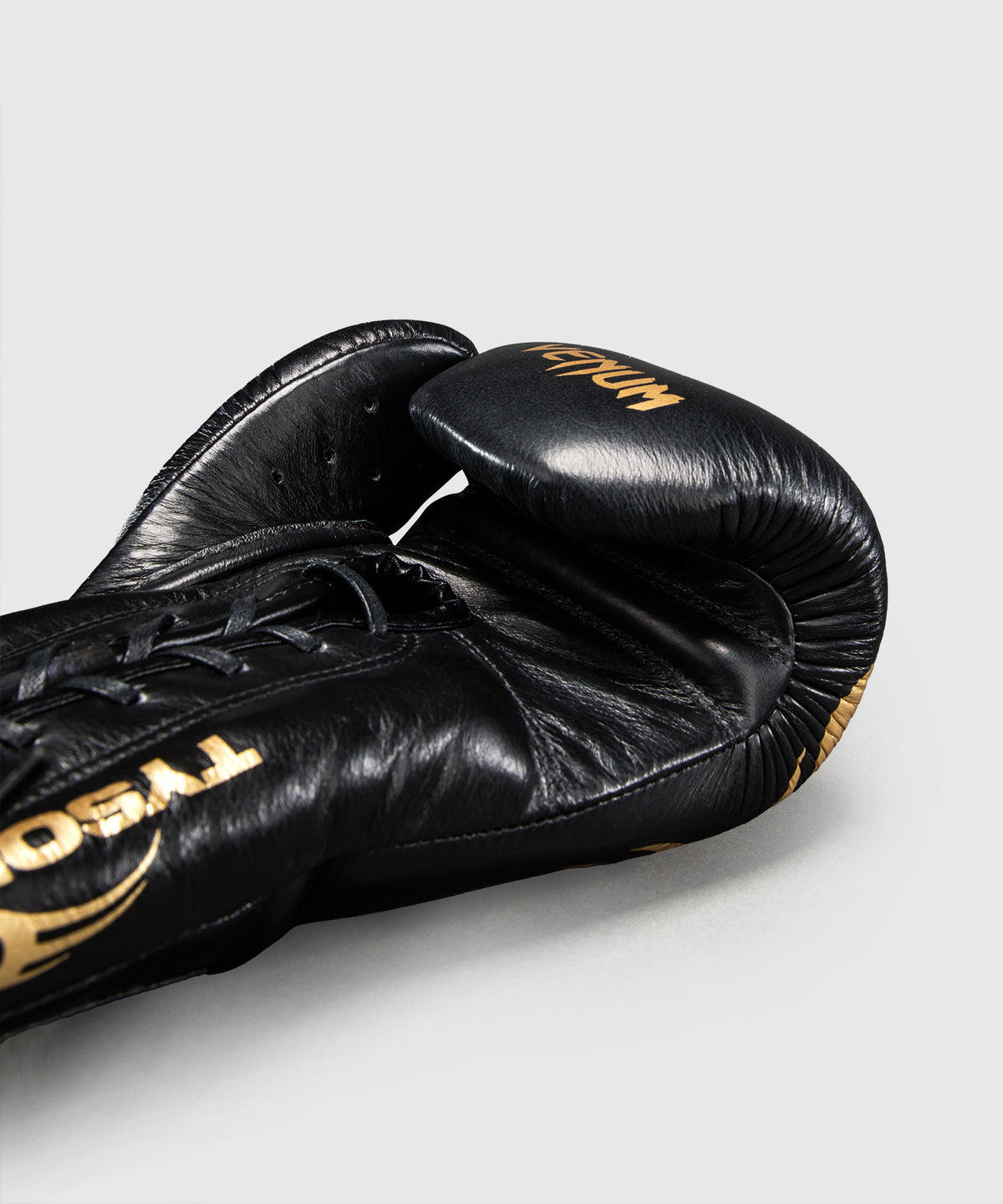Gants de boxe Venum Giant 2.0 Mike Tyson Pro avec Lacets – Noir/Or - Sac inclus