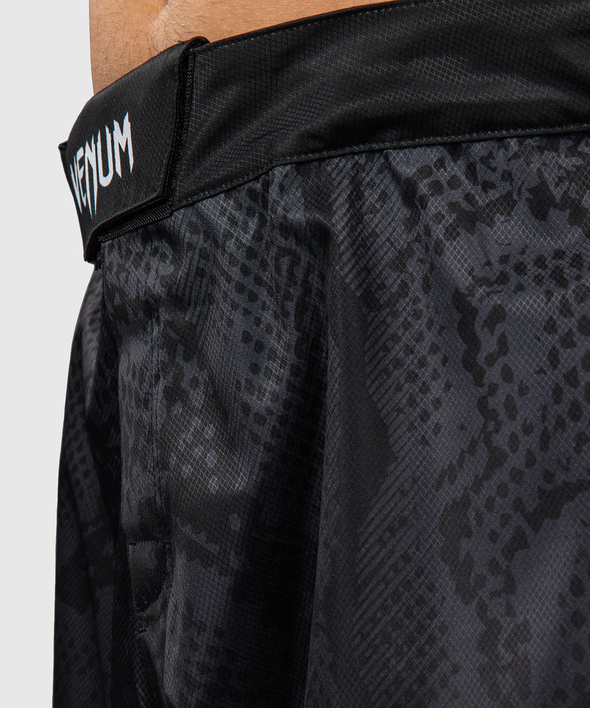 Venum Black Viper Short de Combate – Negro