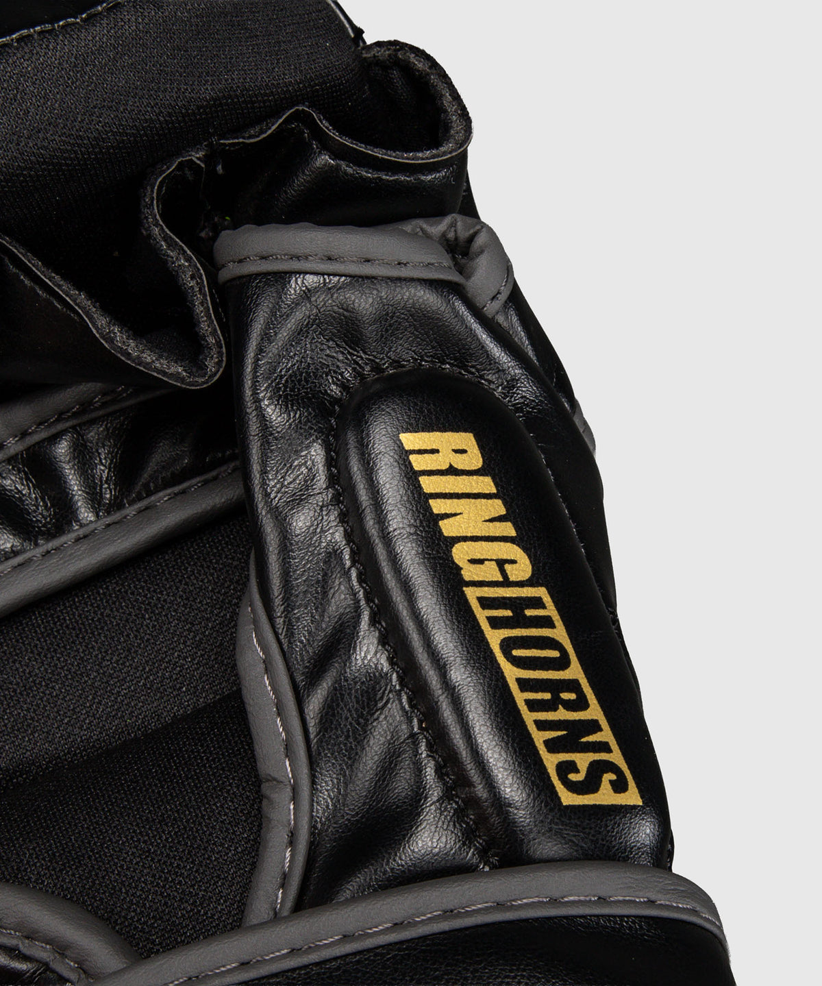 Ringhorns Charger by Venum Guantes de sparring MMA - Negro/Dorado