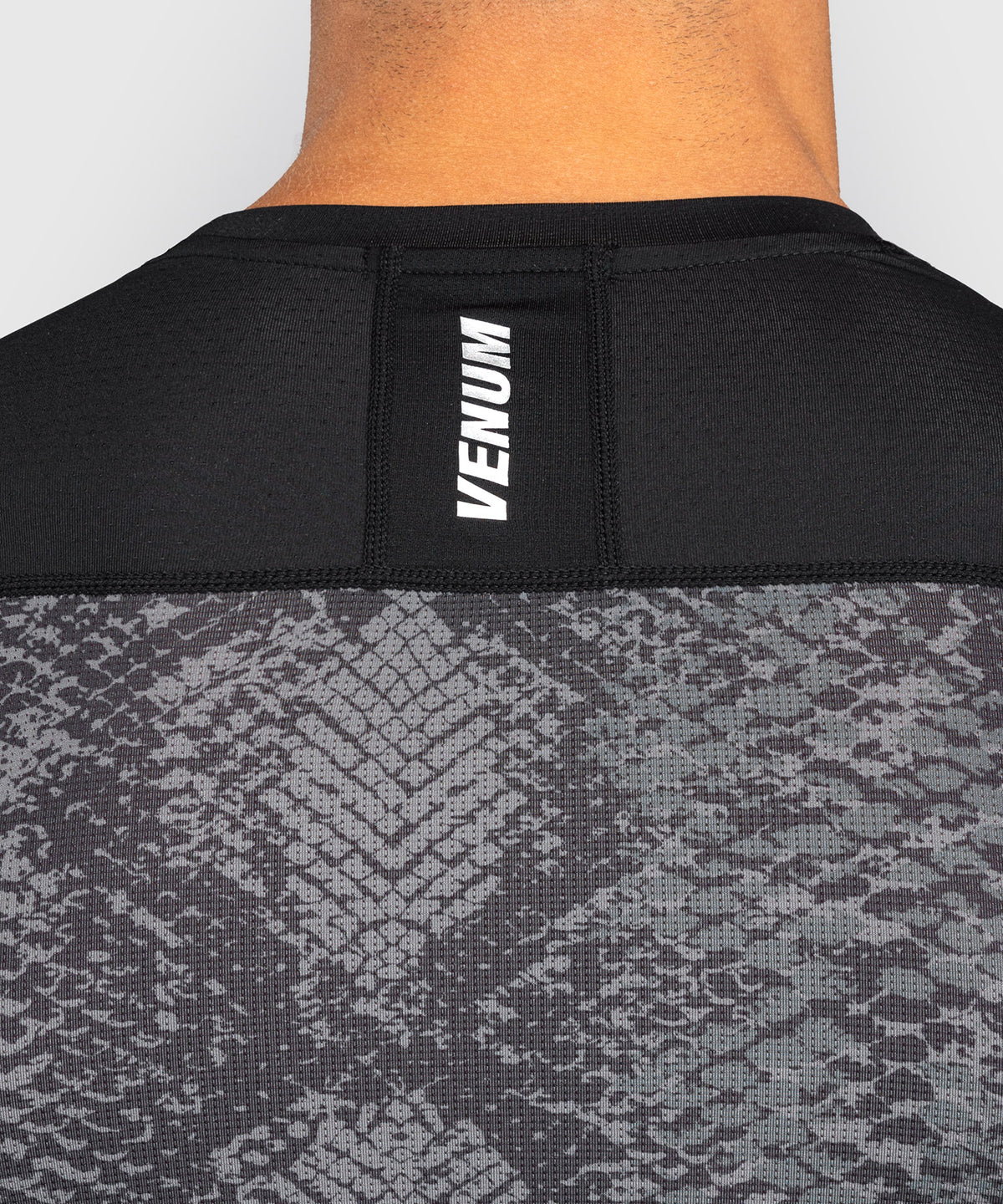 Venum G-Fit Scales Rashguard Manga Larga – Negro/Gris Carbón