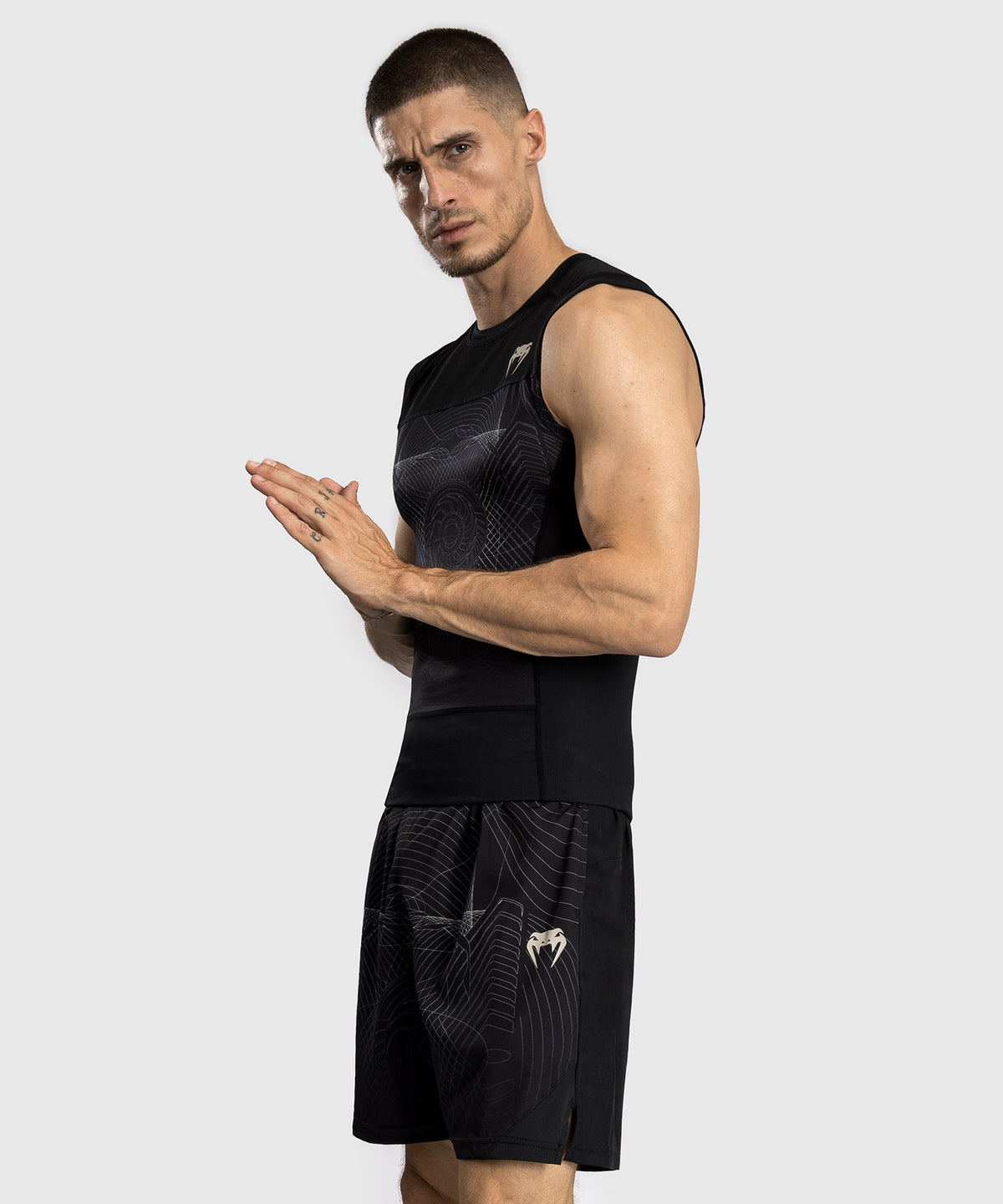 Venum G-Fit Air Rashguard sin Mangas para Hombre - Negro Profundo/Arena del desierto