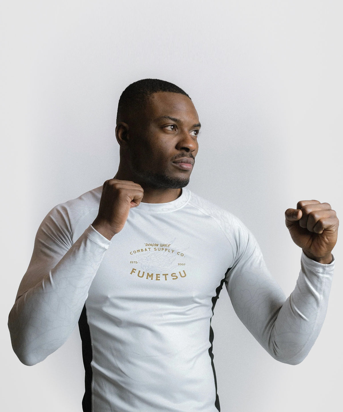 Fumetsu Dragon Slayer Rashguard de Manga Larga - Blanco/Oro