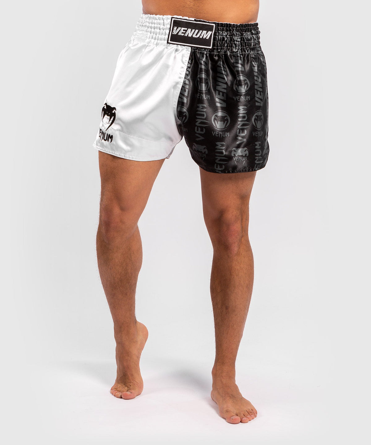 Venum Logos Muay Thai Shorts - Schwarz/Weiß