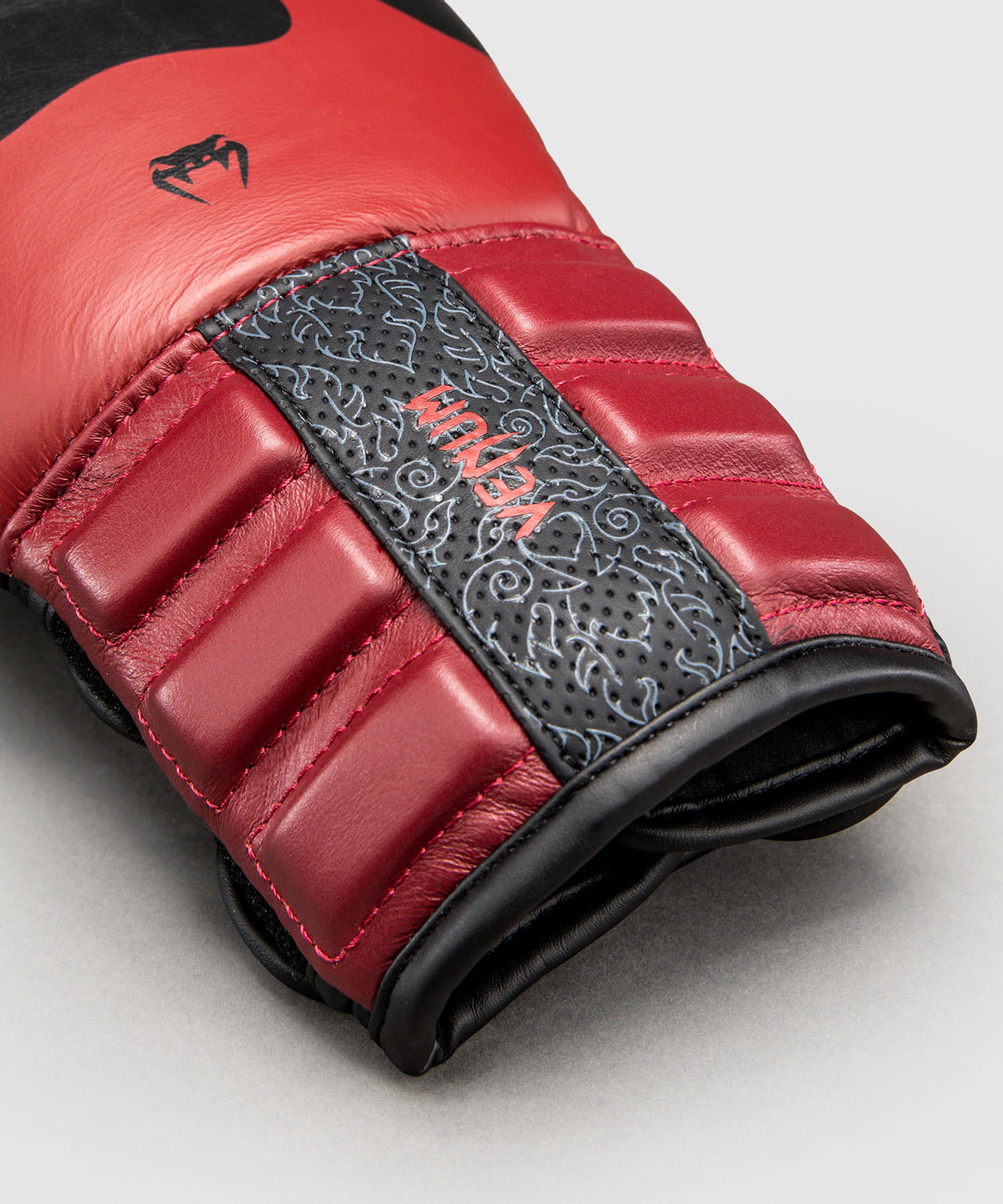 Gants de Boxe Venum Reverso – Noir/Rouge