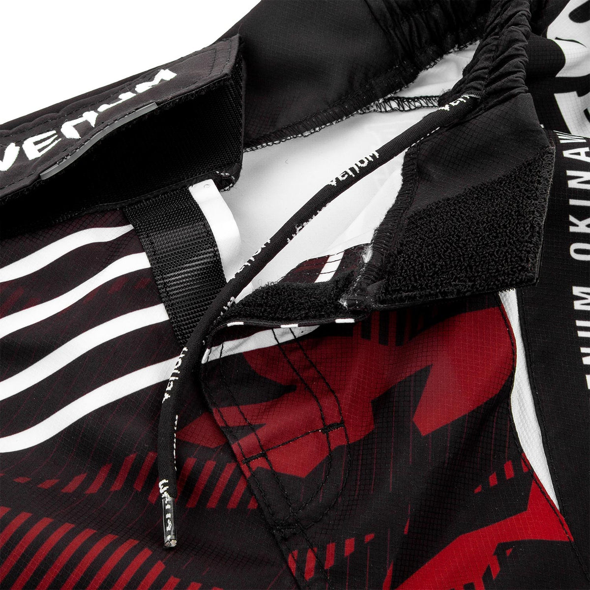 Fightshort court Venum Okinawa 2.0 - Noir/Blanc-Rouge